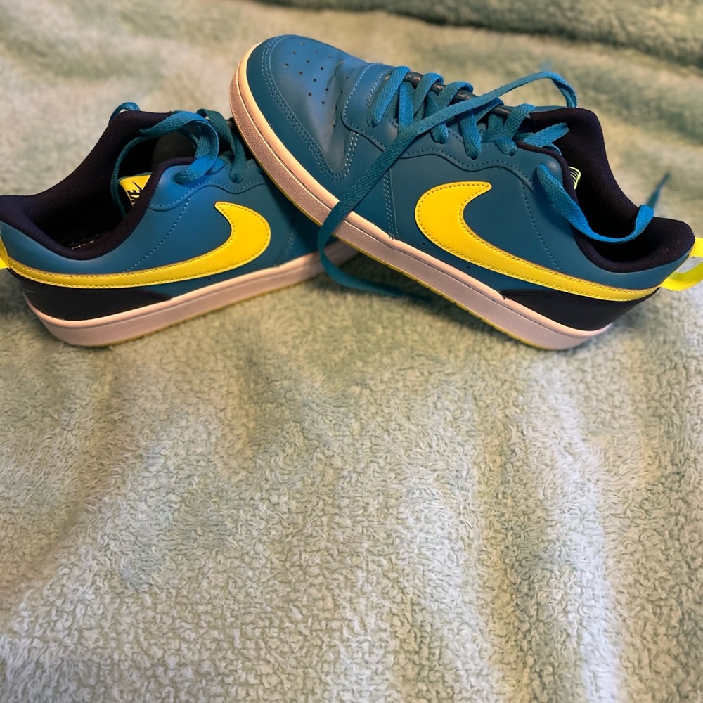NIKE COURT BOROUGHT LOW 2 GS SIZE 7Y/8.5 WOMEN